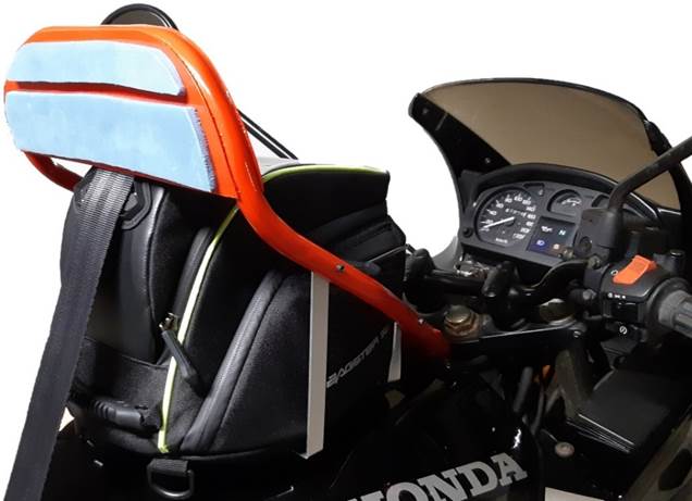 Une image contenant motocyclette, sac, accessoire, plein air

Description générée automatiquement